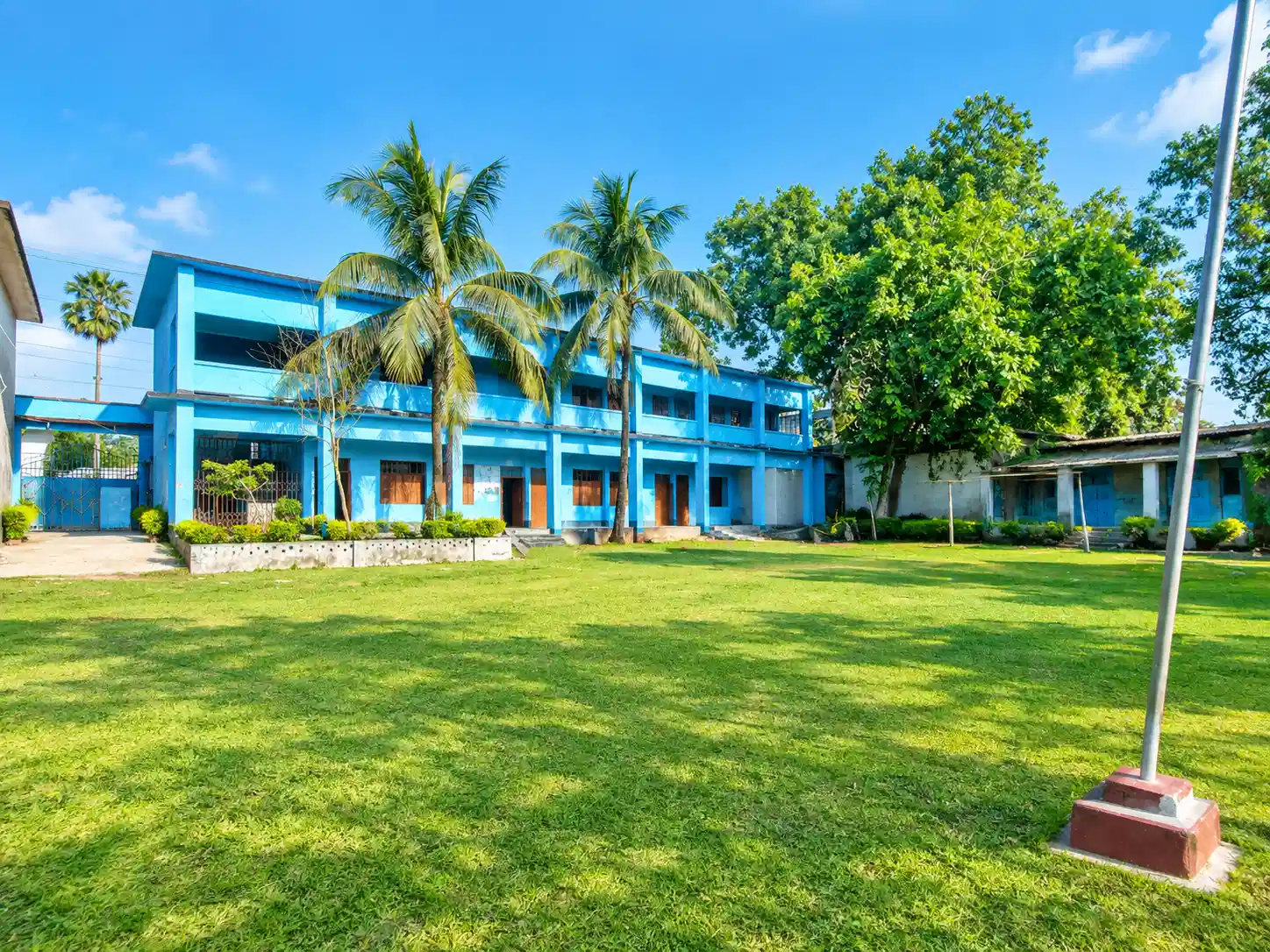 স্কুল ক্যাম্পাসের ল্যান্ডস্কেপ